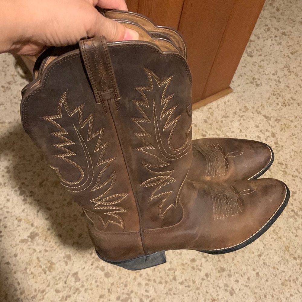 Stoat 5.5 mid calf cowgirl boot. Beautiful scalloped top. Like new.